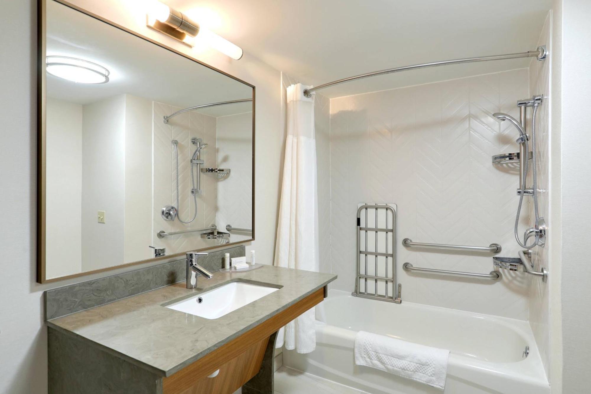 Fairfield Inn & Suites Woodbridge Avenel Exterior photo