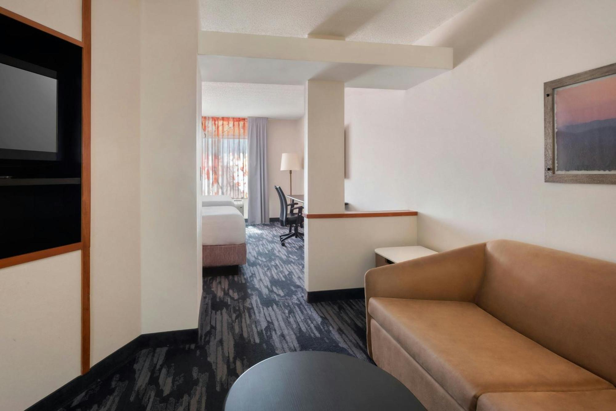 Fairfield Inn & Suites Woodbridge Avenel Exterior photo