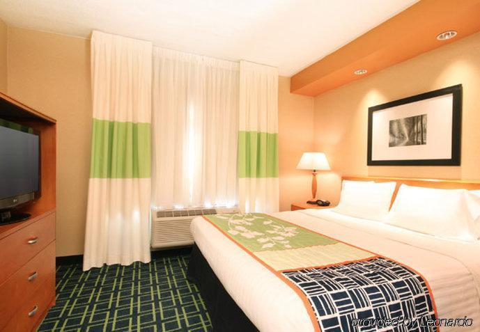 Fairfield Inn & Suites Woodbridge Avenel Exterior photo
