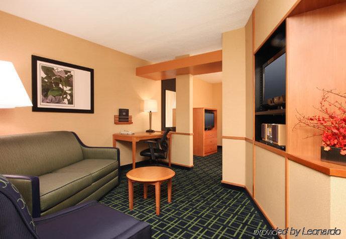 Fairfield Inn & Suites Woodbridge Avenel Exterior photo