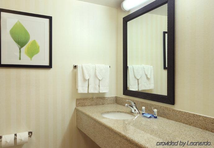 Fairfield Inn & Suites Woodbridge Avenel Room photo